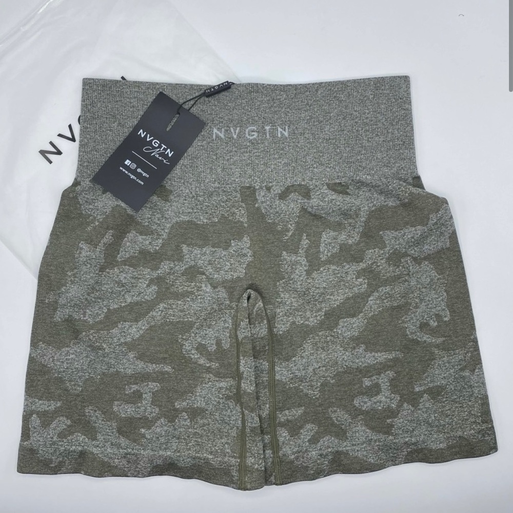 nvgtn khaki green camo shorts size small! excellent condition